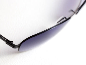 通常レンズ(度無し)をフレームにセットしたイメージ