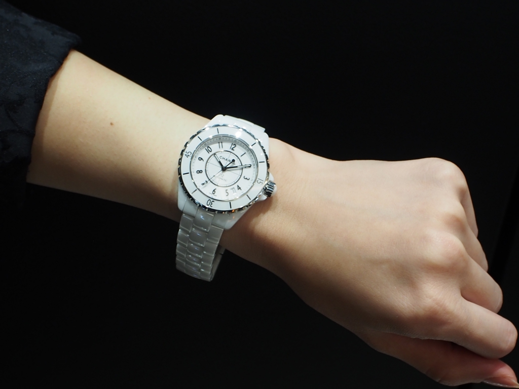 焼けた肌にカッコよく決まります!シャネル「J12 ホワイト 38mm