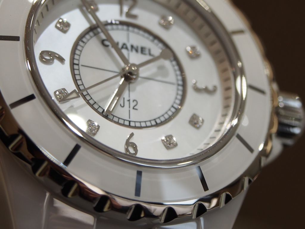 さりげないダイヤモンドが大人の色気を感じさせます！シャネル「J12 33ｍｍ ホワイト」-CHANEL -P8288812