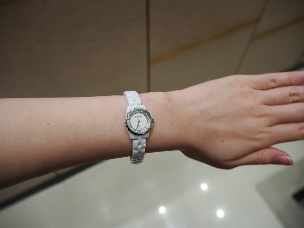 夏にぴったりの時計です！！シャネル「J12・ホワイト」-CHANEL スタッフのつぶやき -P5280540
