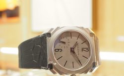 高級感のある時計は世界最薄自動巻き腕時計 ブルガリ オクト フィニッシモ