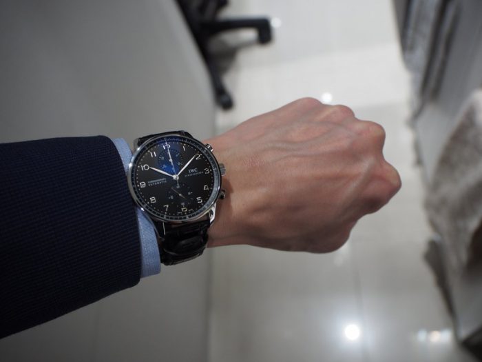 IWC ブラックが引き締まった精悍な印象の ポルトギーゼ・クロノ