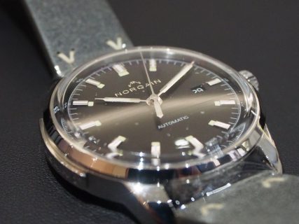シンプルなスイス製本格機械式時計「ノルケイン フリーダム60 オート」