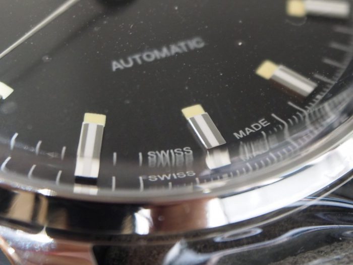 シンプルなスイス製本格機械式時計「ノルケイン フリーダム60 オート」-NORQAIN -P5020008-700x525
