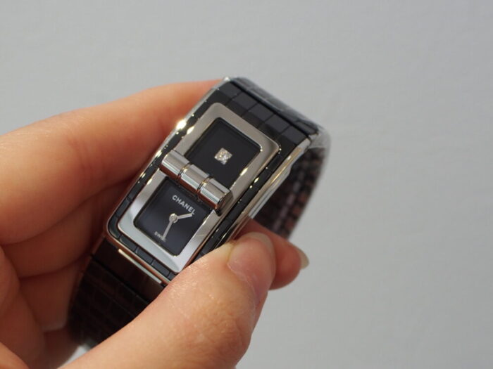 時計業界に新しい風を吹き込む！今までにない腕時計、シャネル「コード ココ」-CHANEL スタッフのつぶやき -P5270344-700x525