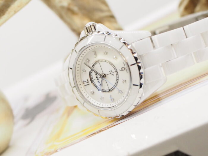女性憧れのシャネル。プレゼントにもおすすめの時計「J12 29mm」-CHANEL -P7230118-700x525