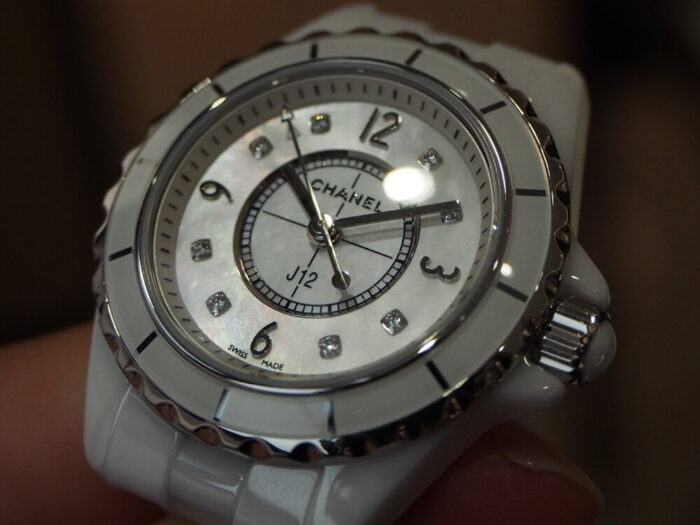 女性憧れのシャネル。プレゼントにもおすすめの時計「J12 29mm」-CHANEL -P7230119-700x525