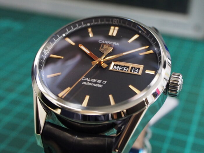 シンプルで一生使えるデザインの時計「タグ・ホイヤー カレラ キャリバー５ デイデイト」-TAG Heuer -P8310343-700x525