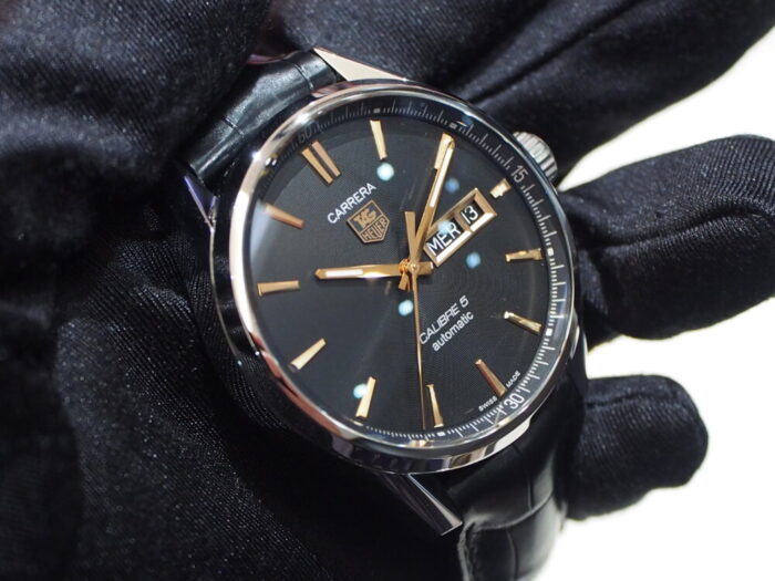 シンプルで一生使えるデザインの時計「タグ・ホイヤー カレラ キャリバー５ デイデイト」-TAG Heuer -P8310344-700x525