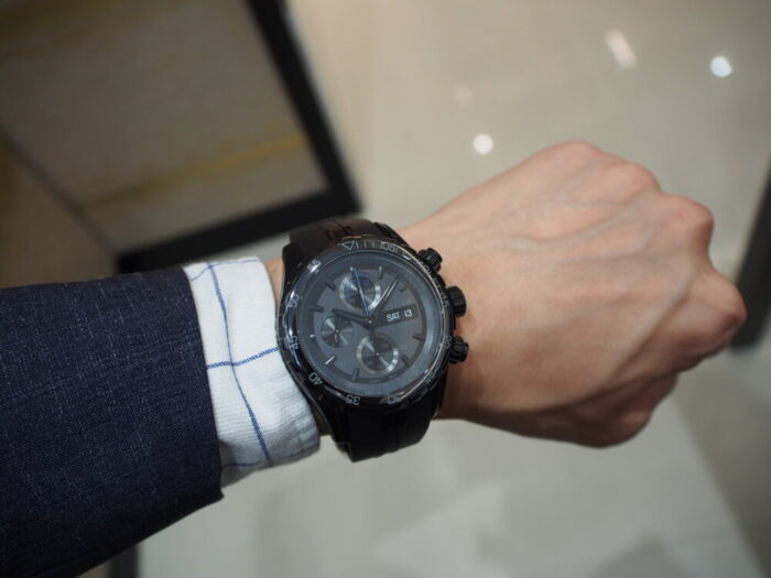 エドックスの黒い時計「グランドオーシャン クロノグラフ オートマティック 10周年日本限定モデル」-EDOX -P9160545-700x525