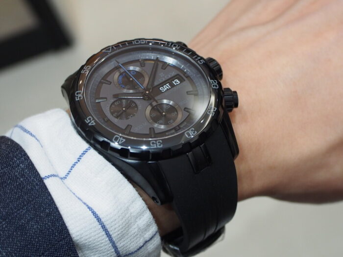 エドックスの黒い時計「グランドオーシャン クロノグラフ オートマティック 10周年日本限定モデル」-EDOX -P9160547-700x525