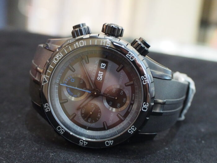 エドックスの黒い時計「グランドオーシャン クロノグラフ オートマティック 10周年日本限定モデル」-EDOX -P9160549-700x525