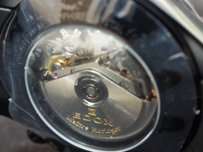 エドックスの黒い時計「グランドオーシャン クロノグラフ オートマティック 10周年日本限定モデル」-EDOX -P9160551-700x525
