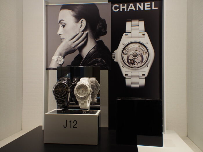 最新腕時計を正規店に見に行こう！シャネルJ12 ブラック・ホワイト-CHANEL -PB120245-700x525