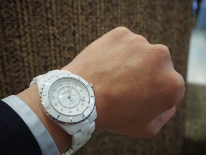 最新腕時計を正規店に見に行こう！シャネルJ12 ブラック・ホワイト-CHANEL -PB120266-700x525