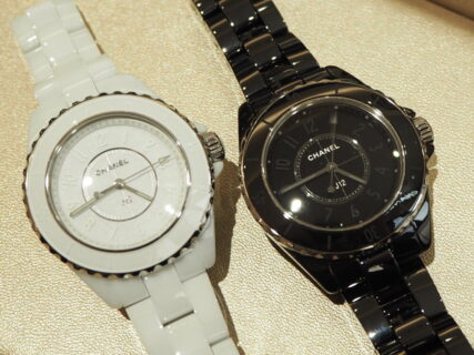 一流ファッションブランドの時計はどんな服装にも合わせやすい！！シャネル「J12 ファントム」（H6345/H6346）