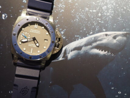 ブルー”海” × グレー”鮫”を表現したダイバーズ「パネライ サブマーシブル 42mm」