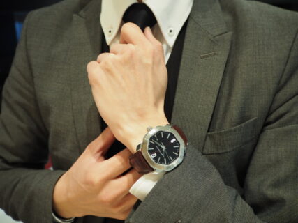スーツとの相性抜群。イタリアンエレガントを象徴するブルガリの腕時計「オクト ローマ」