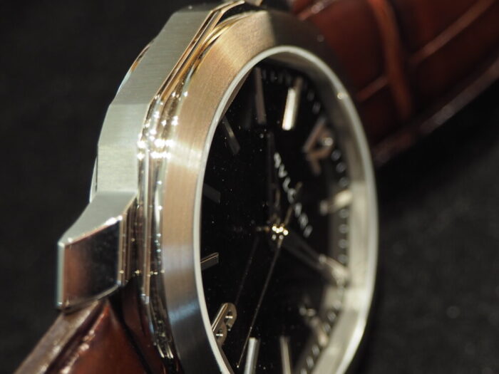 スーツとの相性抜群。イタリアンエレガントを象徴するブルガリの腕時計「オクト ローマ」-BVLGARI -P2080028-700x525