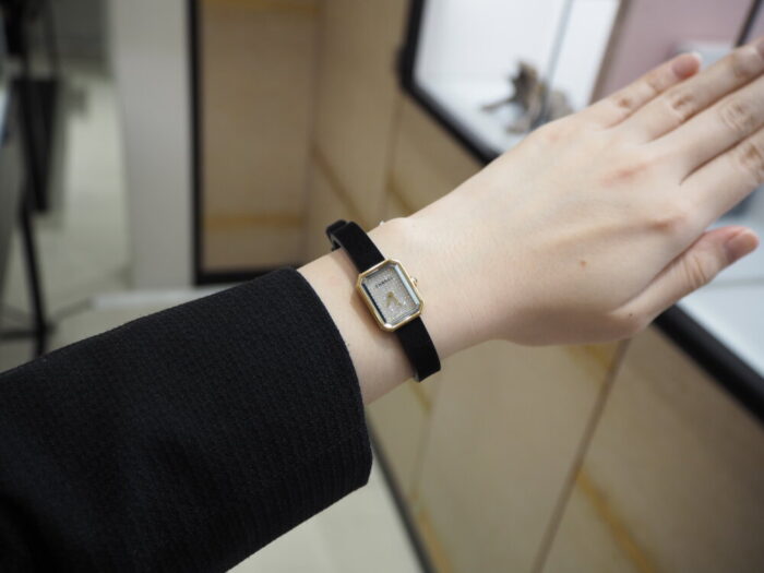 【CHANEL】ジュエリー感覚で着けられる時計が女性にはやっぱり人気です。-CHANEL スタッフのつぶやき -P3270326-700x525