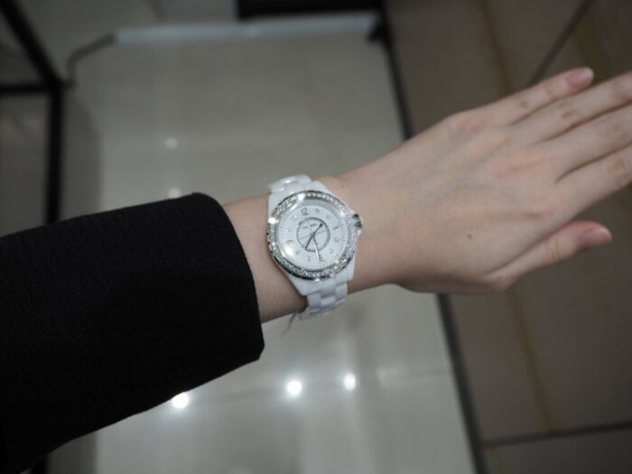 【CHANEL】ジュエリー感覚で着けられる時計が女性にはやっぱり人気です。-CHANEL スタッフのつぶやき -P3270328-700x525