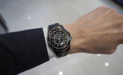 【シャネル】光沢のあるブラックセラミックの時計「J12 ブラック」