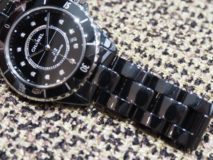 【シャネル】光沢のあるブラックセラミックの時計「J12 ブラック」-CHANEL -P4200255-700x525