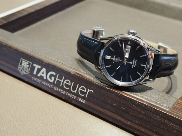 かっちりフォーマル顔のタグ・ホイヤー カレラ キャリバー５ デイデイト-TAG Heuer -P4210265-700x525