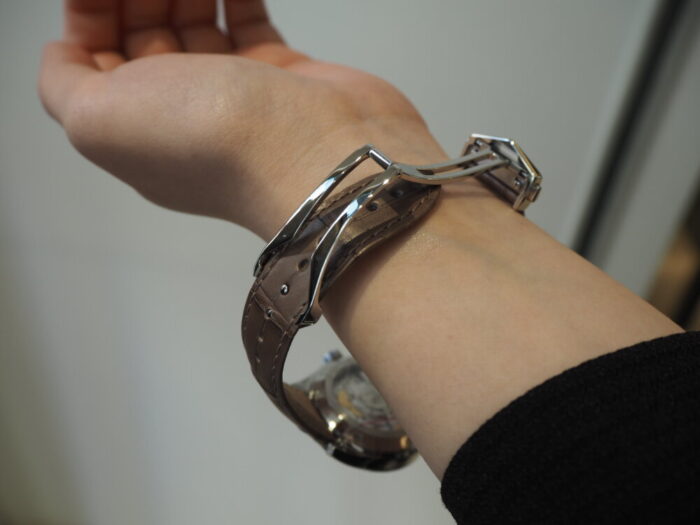 女性の腕元にも機械式時計を。自分へのご褒美や記念品として選ばれる、タグ・ホイヤー「カレラ レディ キャリバー5」-TAG Heuer スタッフのつぶやき -P4280371-700x525
