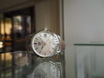 女性の腕元にも機械式時計を。自分へのご褒美や記念品として選ばれる、タグ・ホイヤー「カレラ レディ キャリバー5」