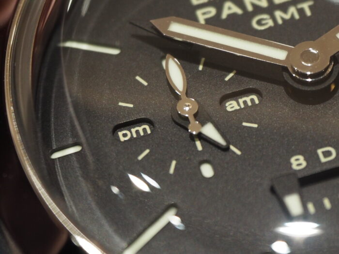 パネライ ルミノール 8デイズ GMTは、世界中のファンを魅了し続ける / PAM00233-PANERAI -P5030451-700x525