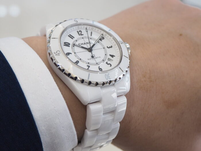【シャネル J12】この夏、フランスのエスプリを感じさせる腕時計に大注目-CHANEL -P5290118-700x525