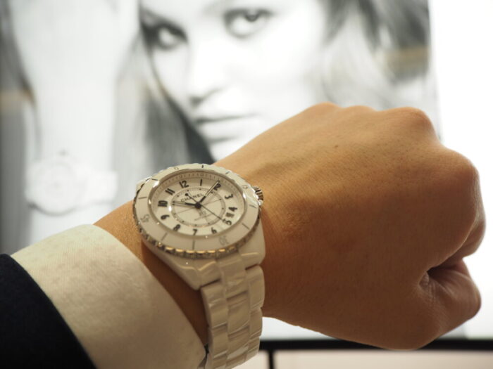 【シャネル J12】この夏、フランスのエスプリを感じさせる腕時計に大注目-CHANEL -P5290119-700x525