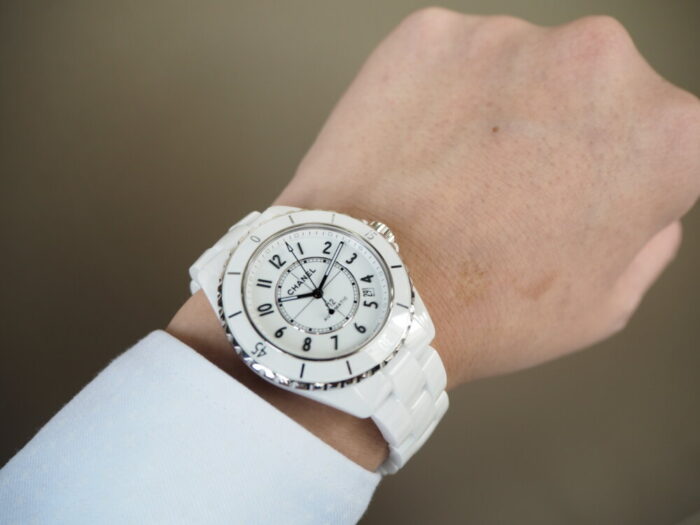 【シャネル J12】この夏、フランスのエスプリを感じさせる腕時計に大注目-CHANEL -P5290127-700x525