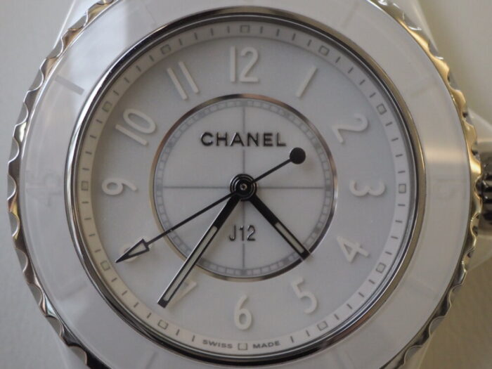 オールホワイトの時計もあります。「シャネル J12 ファントム」-CHANEL -P6220480-700x525