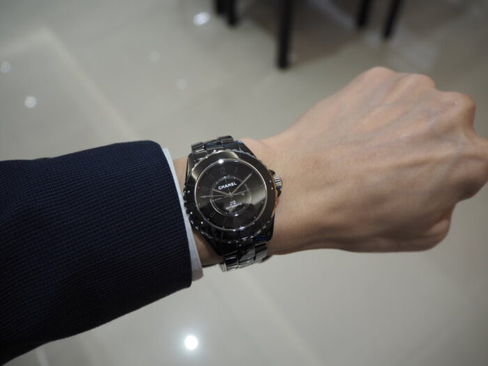 【シャネル】当店初入荷。ブラックが際立つ美しい時計「J12 ファントム」-CHANEL -P7050608-700x525
