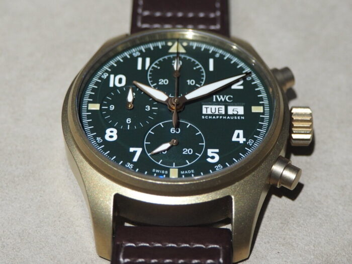 IWCの歴史ある時計を経年変化で楽しむ「パイロット・ウォッチ・クロノグラフ・スピットファイア」-IWC -P8080034-700x525