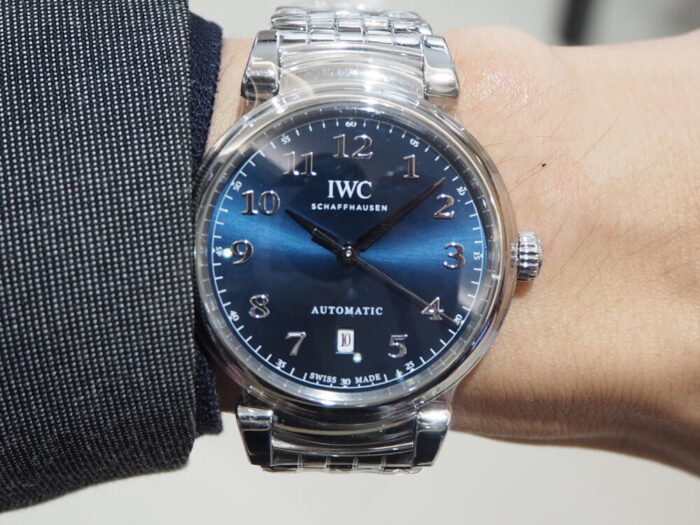 【IWC】エレガントなブルー文字盤の美しい時計「ダ・ヴィンチ・オートマティック」-IWC -P9100258-700x525