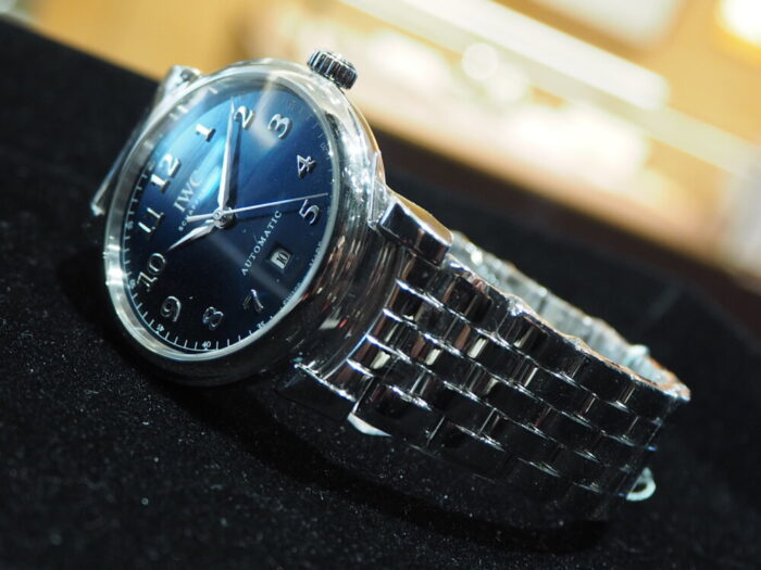 【IWC】エレガントなブルー文字盤の美しい時計「ダ・ヴィンチ・オートマティック」-IWC -P9100260-700x525