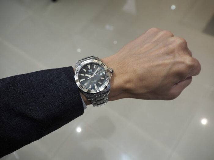 【タグ・ホイヤー】高級時計を20万円以下で身に着ける。「アクアレーサー クォーツ」-TAG Heuer -PA130079-700x525