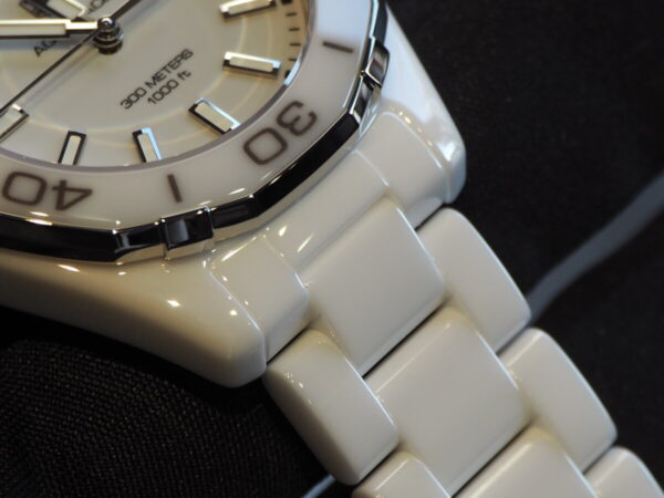 可愛らしさも上品さも兼ね備えた純白時計…。タグ・ホイヤー「アクアレーサー レディ」-TAG Heuer フェア・イベント情報 -PC221008-600x450
