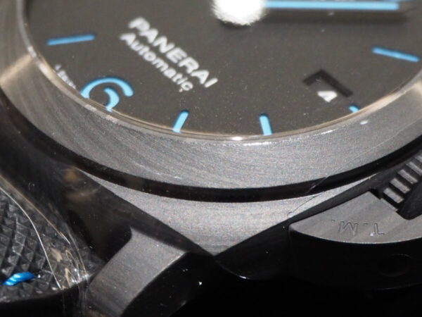 ブラックとブルーのコントラストが深海を思わせる…。パネライ「ルミノール マリーナ カーボテック™」-PANERAI -P2021667-600x450