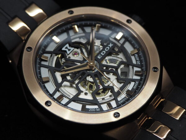さり気なく豪華な金×黒時計。EDOX「デルフィン メカノ オートマティック」-EDOX -P2272088-600x450