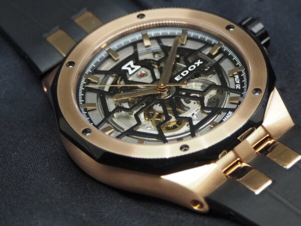 さり気なく豪華な金×黒時計。EDOX「デルフィン メカノ オートマティック」-EDOX -P2272095-600x450