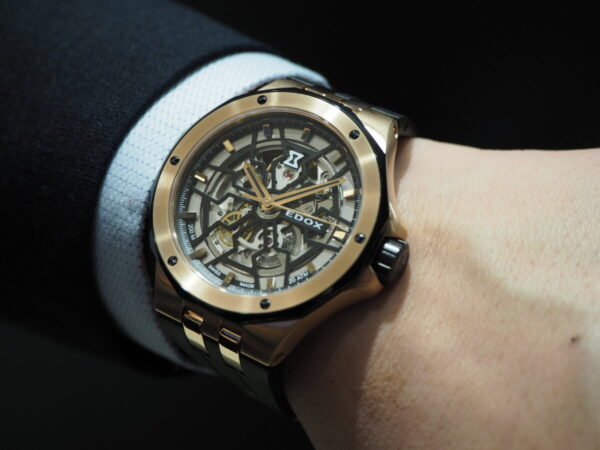 さり気なく豪華な金×黒時計。EDOX「デルフィン メカノ オートマティック」-EDOX -P2272107-600x450