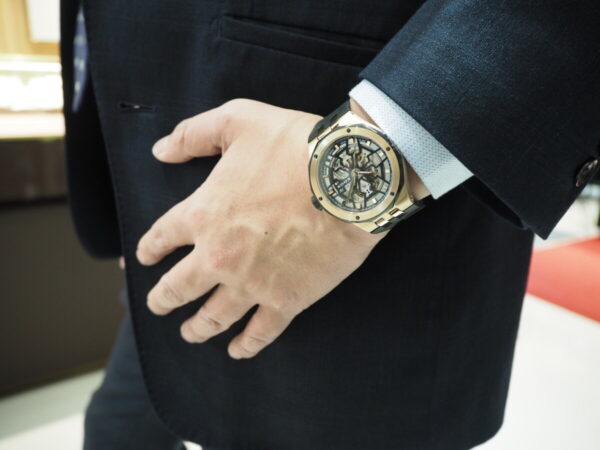さり気なく豪華な金×黒時計。EDOX「デルフィン メカノ オートマティック」-EDOX -P2272108-600x450