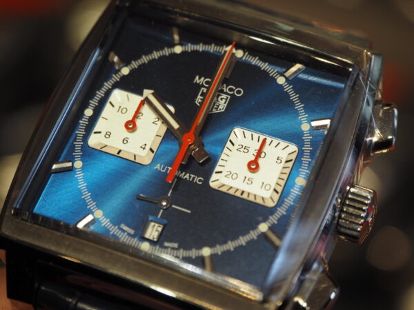 ブランド初となる自社製ムーブメント ホイヤー02を搭載した角形時計…。「モナコ クロノグラフ」-TAG Heuer フェア・イベント情報 -P3092275-600x450