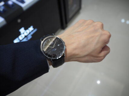 スーツやジャケットに合うシンプルな時計「EDOX レ・ヴォベール ラ・グランデ・ルネ オートマチック」