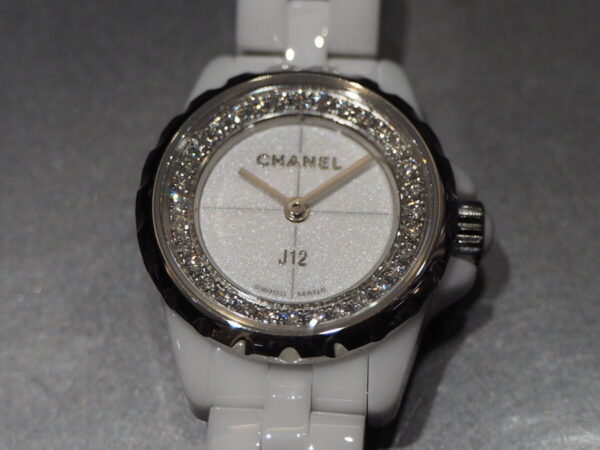華奢な時計が女性らしさを際立たせます。シャネル「J12 XS」-CHANEL -P4110165-600x450