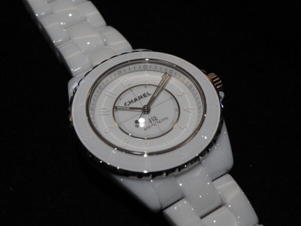 夏に付けたくなるさわやかな白い時計。「シャネル J12 ファントム」-CHANEL -P4222808-600x450
